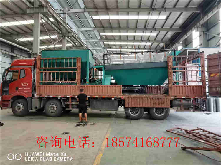 聊城年產(chǎn)1萬噸有機(jī)肥粉劑生產(chǎn)線的裝車現(xiàn)場