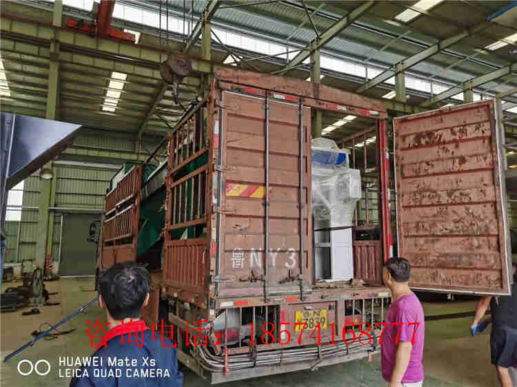 聊城年產(chǎn)1萬噸有機(jī)肥粉劑生產(chǎn)線的裝車現(xiàn)場