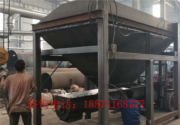 鏟車(chē)料倉(cāng)加工現(xiàn)場(chǎng)