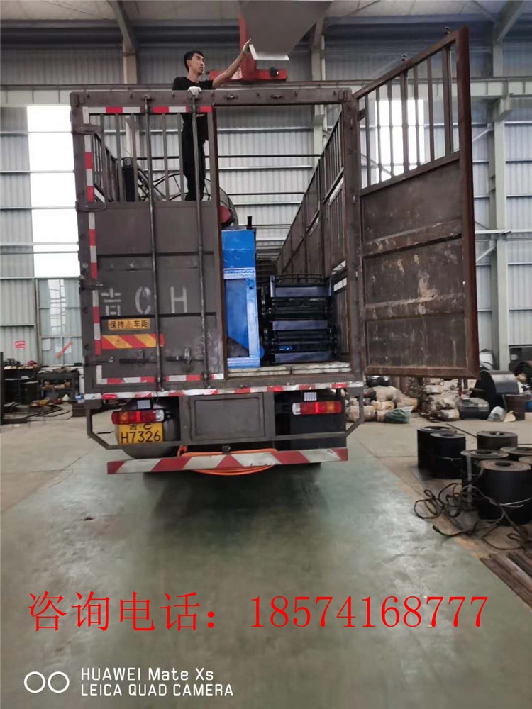 年產(chǎn)2萬噸的有機肥顆粒生產(chǎn)線裝車現(xiàn)場