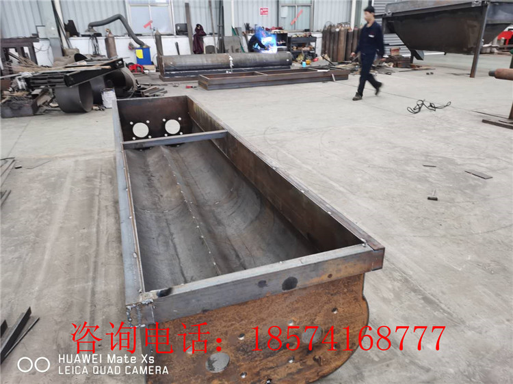 有機(jī)肥雙軸攪拌機(jī)的生產(chǎn)現(xiàn)場(chǎng)