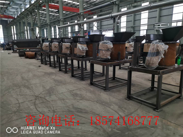 立式粉碎機的趕制現(xiàn)場