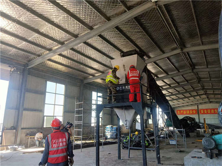 畜禽糞便有機(jī)肥包裝機(jī)自動(dòng)稱重客戶使用現(xiàn)場(chǎng)