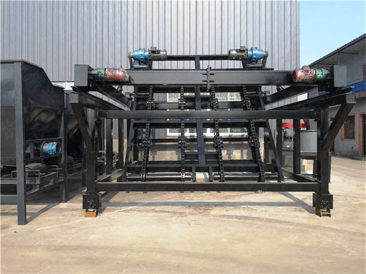 翻拋牛糞有機肥發(fā)酵設(shè)備,深槽鏈板翻拋機