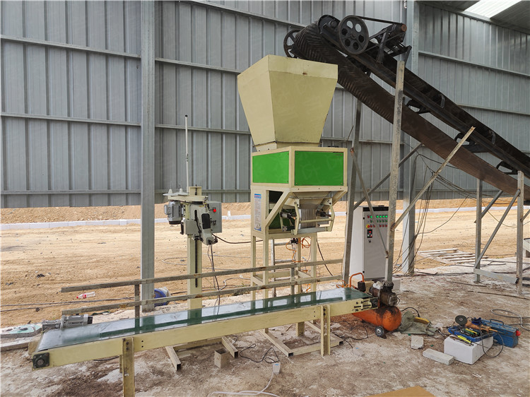 牛糞顆粒有機(jī)肥生產(chǎn)線設(shè)備客戶現(xiàn)場工藝