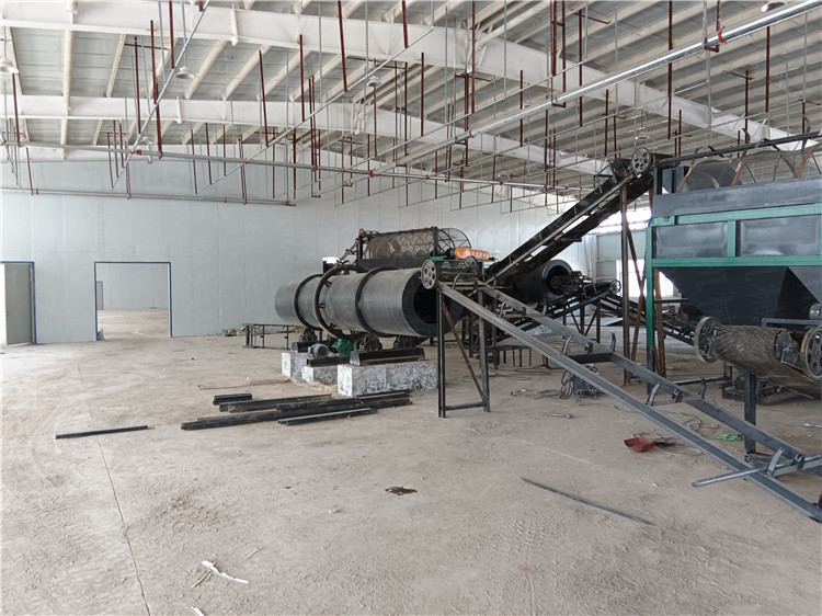 羊糞年產(chǎn)3萬噸肥料有機肥生產(chǎn)線設(shè)備現(xiàn)場