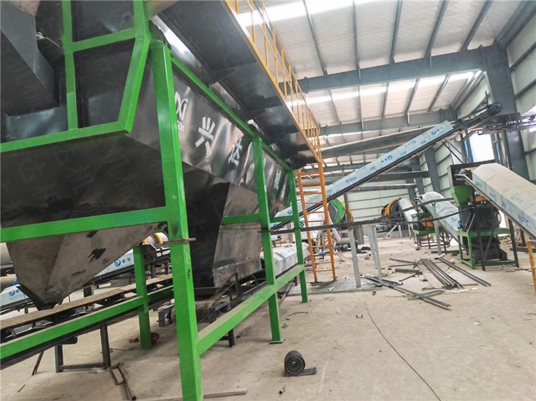 客戶年產(chǎn)3萬噸有機(jī)肥全套設(shè)備生產(chǎn)線安裝現(xiàn)場