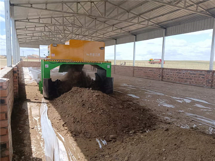 雞糞發(fā)酵翻拋機(jī) 履帶式翻堆機(jī) 小型雞糞有機(jī)肥生產(chǎn)線配套設(shè)備