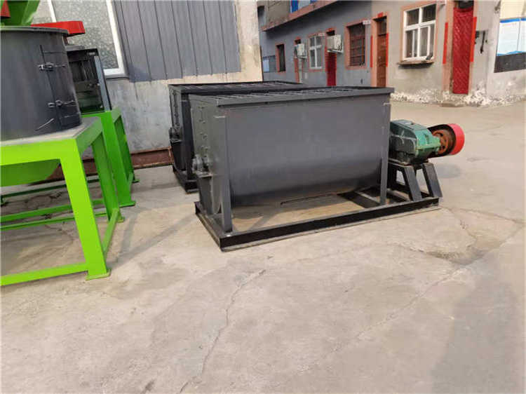 牛羊糞有機(jī)肥臥式攪拌機(jī) 粉塵加濕連續(xù)混合設(shè)備 興達(dá)供應(yīng)廠家