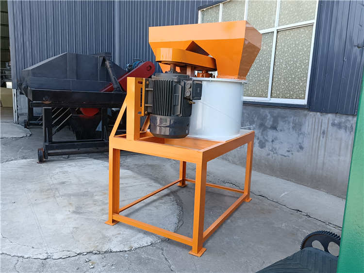 腐殖營養(yǎng)土有機(jī)肥料草肥雞豬糞破碎設(shè)備 畜牧業(yè)牛糞發(fā)酵立式粉碎機(jī)