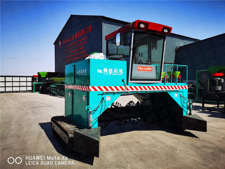 小型有機肥生產(chǎn)線配套設(shè)備 履帶式翻拋機 雞糞發(fā)酵處理設(shè)備