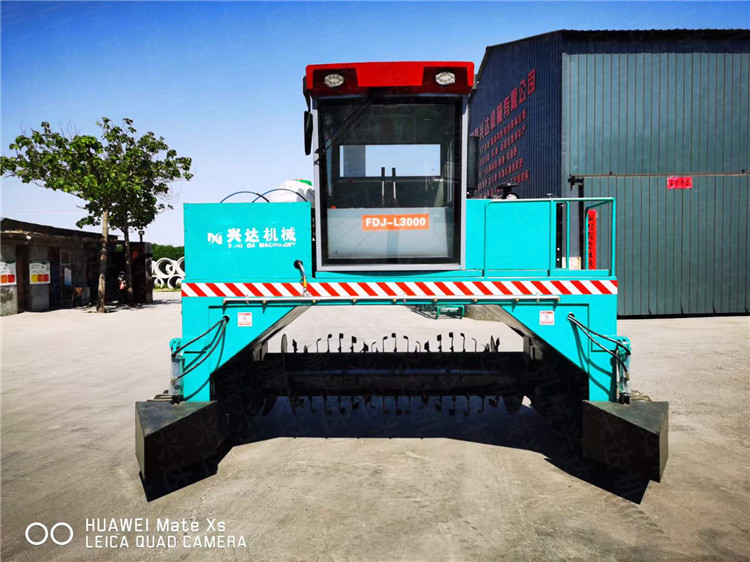 畜禽糞便加工處理 羊糞有機(jī)肥生產(chǎn)線 豬鴨糞條垛式堆地發(fā)酵履帶翻拋機(jī)