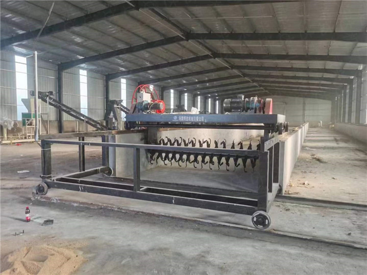 小型有機(jī)肥發(fā)酵床自走式糞便翻拋機(jī) 大型養(yǎng)殖場(chǎng)禽畜類翻堆槽式翻耙機(jī)