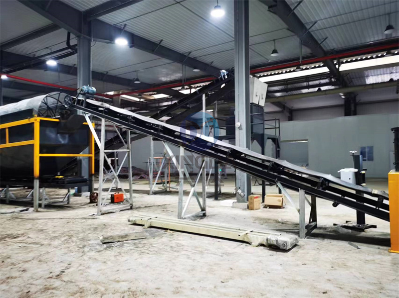 牛糞顆粒有機(jī)肥生產(chǎn)線安裝現(xiàn)場(chǎng)