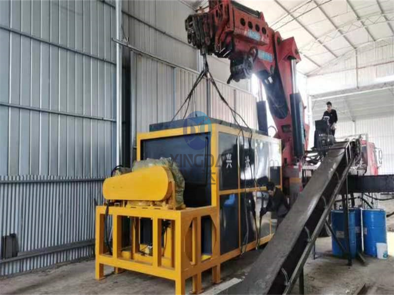 雞糞有機肥發(fā)酵設(shè)備發(fā)酵罐安裝現(xiàn)場