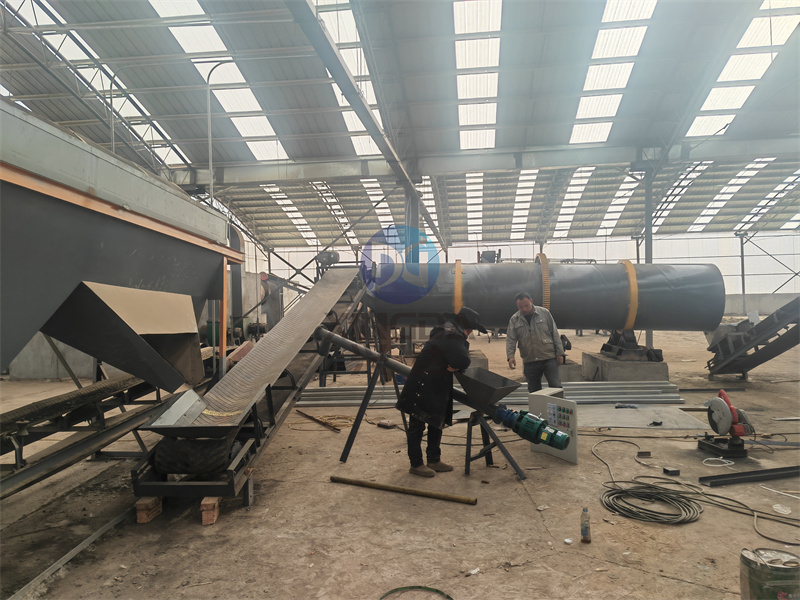 年產(chǎn)3萬噸免烘干有機肥生產(chǎn)線安裝現(xiàn)場
