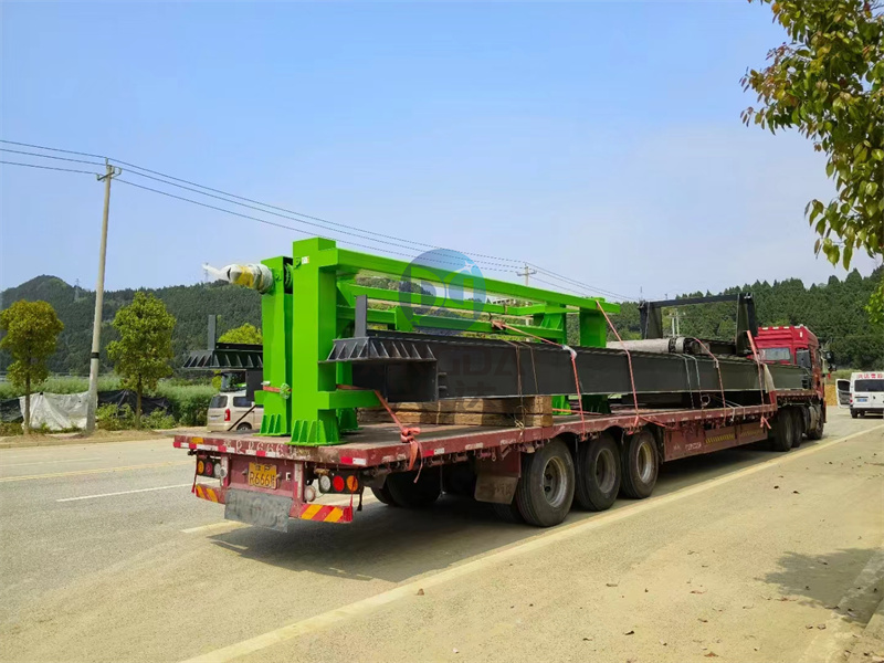 羊糞有機肥生產(chǎn)線設(shè)備卸貨現(xiàn)場