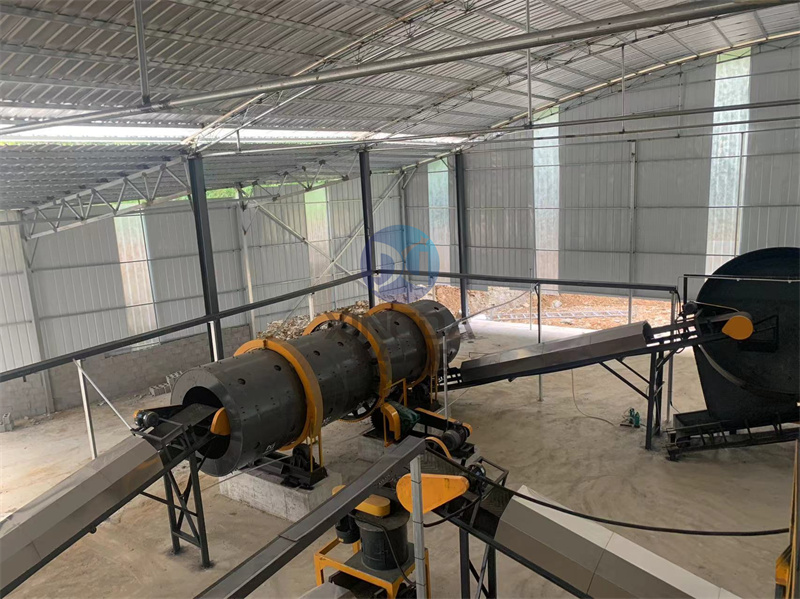 年產(chǎn)5萬噸顆粒有機(jī)肥設(shè)備安裝現(xiàn)場(chǎng)