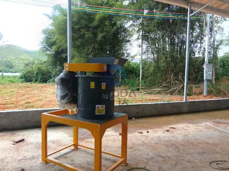 年產(chǎn)2萬噸顆粒生產(chǎn)線設(shè)備安裝現(xiàn)場(chǎng)