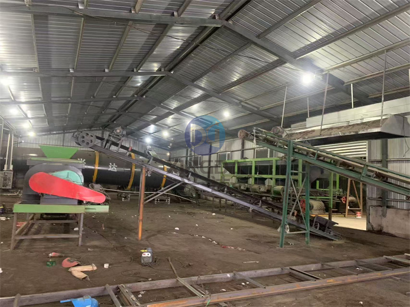 年產(chǎn)5萬(wàn)噸顆粒有機(jī)肥設(shè)備安裝現(xiàn)場(chǎng)