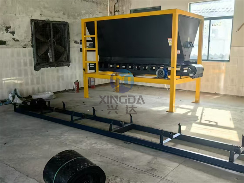 年產(chǎn)2萬(wàn)噸粉劑有機(jī)肥生產(chǎn)線卸貨現(xiàn)場(chǎng)