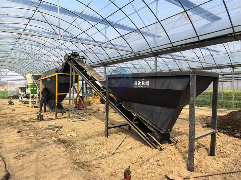 牛糞有機(jī)肥生產(chǎn)線設(shè)備安裝現(xiàn)場(chǎng)