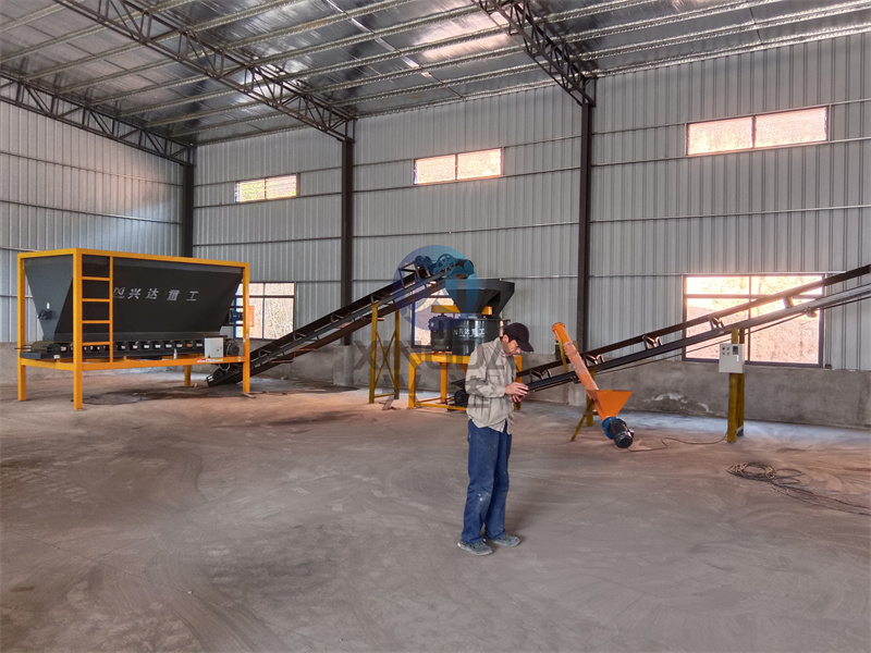 年產(chǎn)5萬(wàn)噸粉劑有機(jī)肥設(shè)備安裝現(xiàn)場(chǎng)