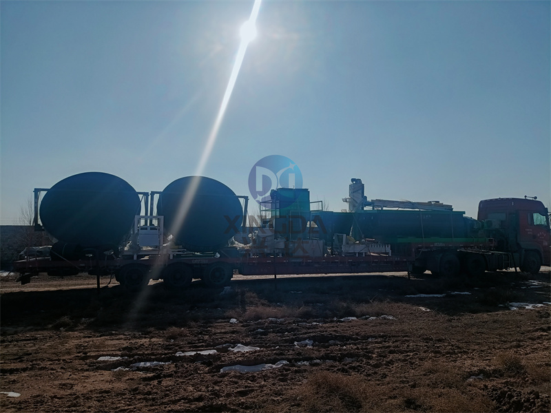 年產(chǎn)3萬(wàn)噸顆粒有機(jī)肥生產(chǎn)線設(shè)備卸貨現(xiàn)場(chǎng)