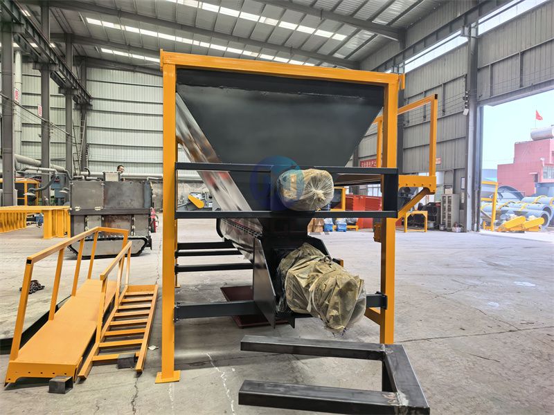 有機(jī)肥鏟車料倉發(fā)貨現(xiàn)場