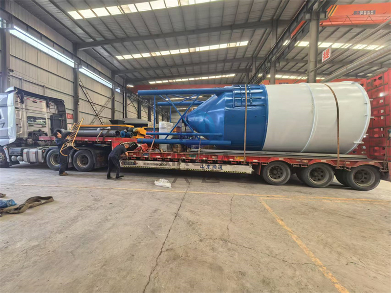 5立方有機(jī)肥臥式發(fā)酵罐發(fā)貨現(xiàn)場