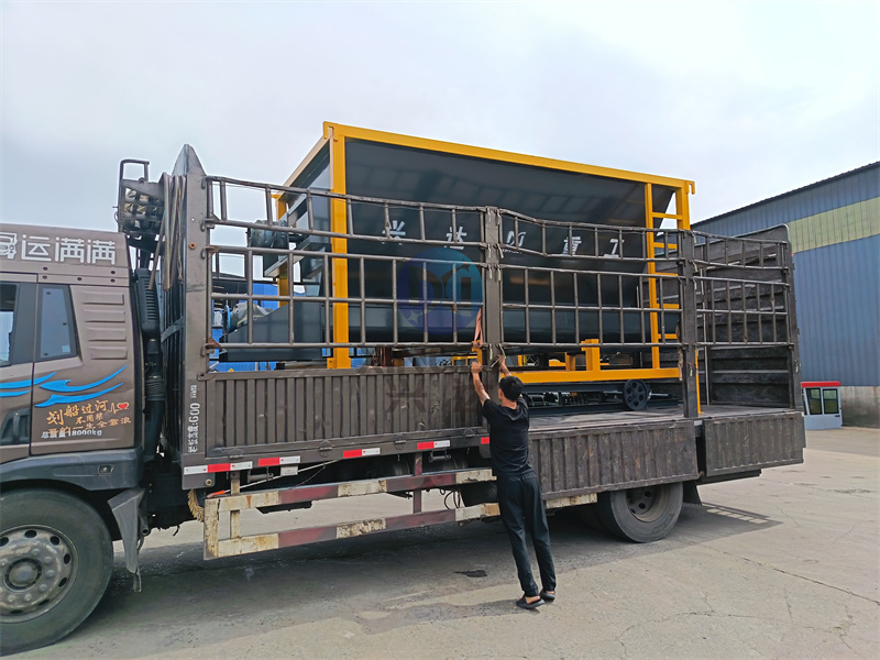 有機(jī)肥設(shè)備螺旋料倉發(fā)貨現(xiàn)場