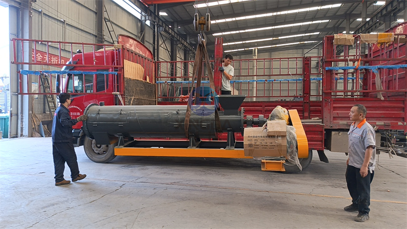 有機(jī)肥設(shè)備攪齒造粒機(jī)發(fā)貨現(xiàn)場