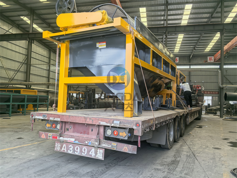 年產(chǎn)2萬噸污泥有機(jī)肥生產(chǎn)線發(fā)貨現(xiàn)場