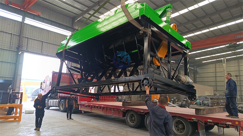 1.5米液壓式槽式翻拋機(jī)發(fā)貨現(xiàn)場