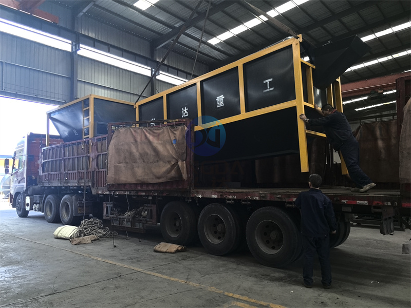 雞糞有機(jī)肥生產(chǎn)線發(fā)貨現(xiàn)場