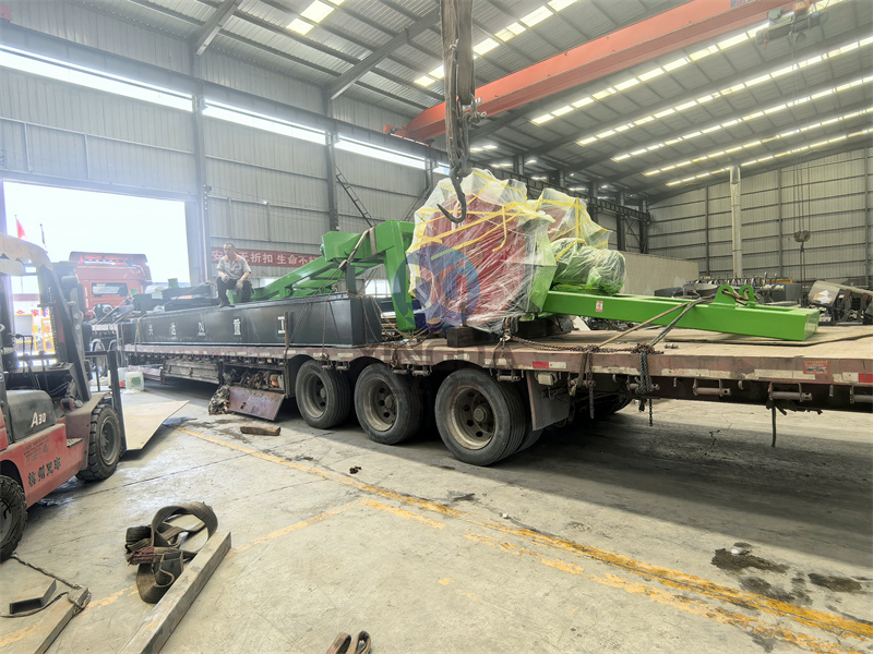 液壓輪盤式翻拋設(shè)備發(fā)貨現(xiàn)場