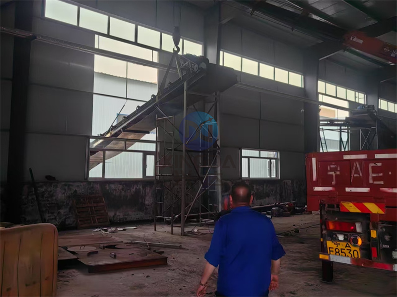 有機(jī)肥設(shè)備臥式發(fā)酵罐安裝現(xiàn)場(chǎng)