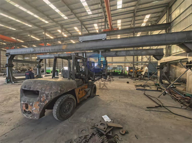 輪盤式翻拋機生產加工現場